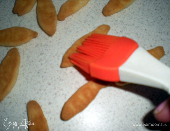 Достаем готовые ножки и смазываем каждую половинку сиропом.