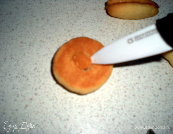  С низу в шляпке вырезаем маленький кружочек.