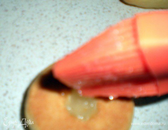 В выемку налить немного сиропа.