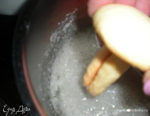 Обмакиваем ножку в сироп.