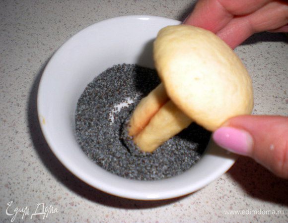 Затем обваливаем в маке.Так получилась ножка,только что вытащенная из земли.