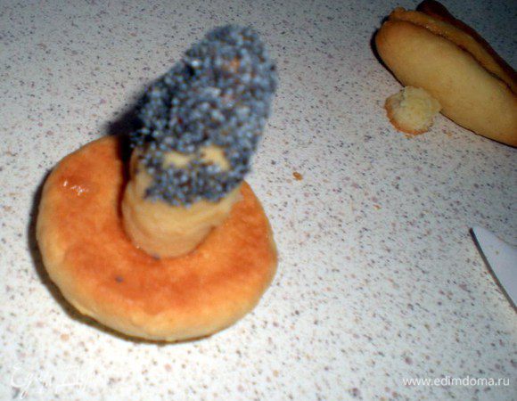 Таким образом обваливаем все ножки и складываем их на шляпки подсушить.