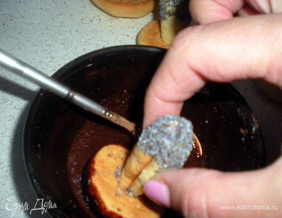 Возвращаемся к первому грибочку,он уже должен был подсохнуть и мак приклеиться. В оставшемся сиропе размешиваем какао. 