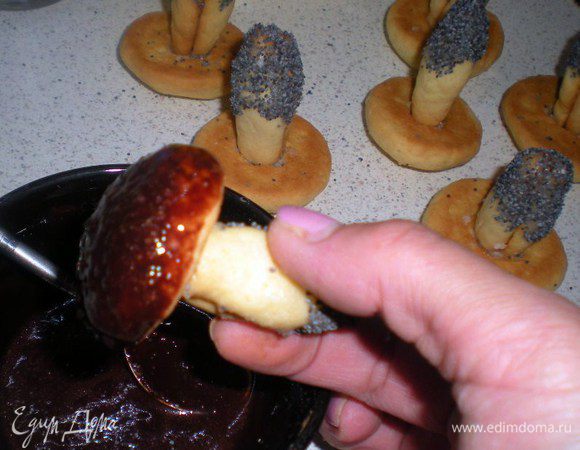Обмакиваем шляпки в какао,таким образом у нас получаются благородные белые грибы.