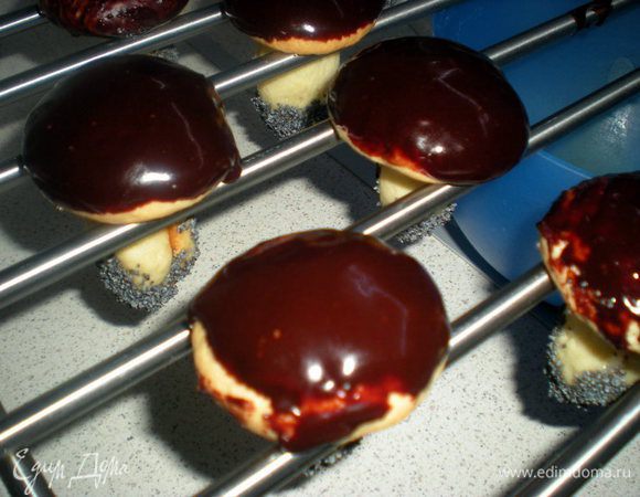 Выкладываем на решетку и ждем когда высохнут шляпки.