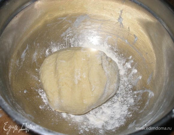 Масло растереть с мукой,добавить яйцо,сахар и добавляя по ложке воды замесить тесто,если надо,можно подмешать еще муки.Убрать на 30 минут в холодильник.