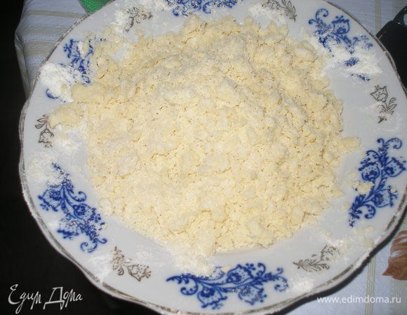 Делаем крошку:муку растереть с маслом и добавить сахар,хорошо перемешать.