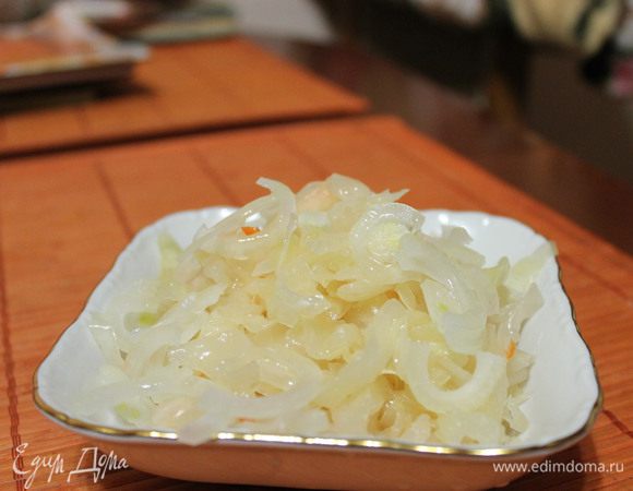 На третий день закрыть банку капроновой крышкой и убрать в холодильник!
К вечеру 3го дня достаем капусточку из банки, отжимаем руками от сока, добавляем лучок и маслице... И наслаждаемся... на гарнир к капусте люблю картофельное пюре!!!))