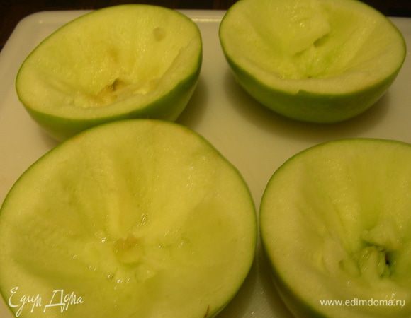 Яблоки моем, разрезаем напополам, удаляем сердцевину и немного мякоти. Помещаем их в сотейник срезом вверх, вливаем немного воды (чтобы покрыла дно). Ставим сотейник на средний огонь и готовим 5 минут. Перекладываем яблоки на блюдо и остужаем.

