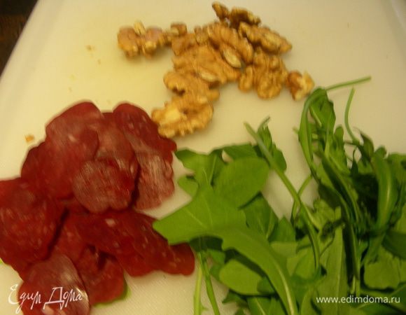 Для салата мелко режем руколу, вяленое мясо и грецкие орехи.
