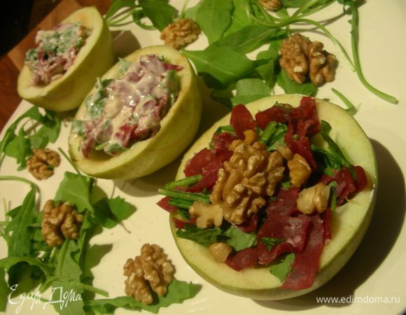Салат заправляем заправкой и выкладываем в яблочные половинки. И подаем. Приятного аппетита))