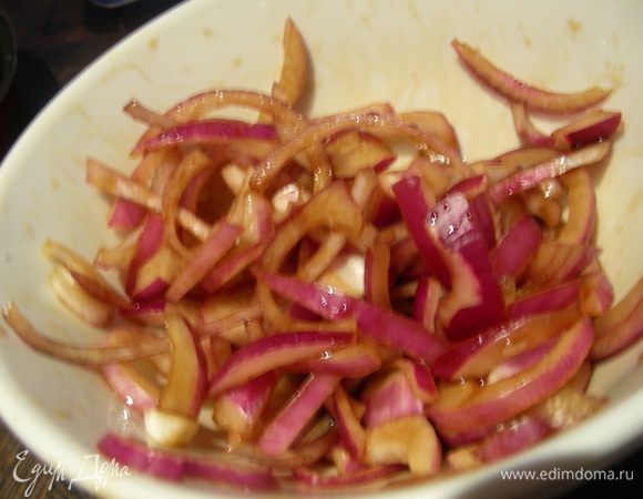 Лук режем полукольцами и маринуем минут 30 в винном уксусе. Горчицу смешиваем с маслом, солим, перчим по вкусу, затем взбиваем венчиком дл загустения (я правда не стала взбивать, а просто все перемешала). Смешиваем соус с маринованным луком. Заправка готова.