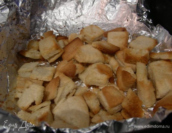 Приготовим крутоны. Хлеб режем кубиками, перемешиваем его в паре столовых ложек оливкового масла и отправляем в духовку 200 гр минут на 15 до золотистого цвета.