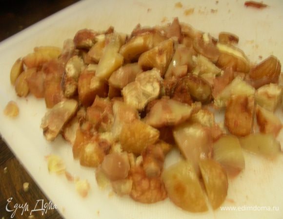 Каштаны режем кубиками.