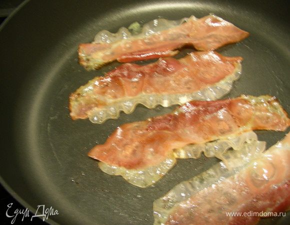 Бекон быстро обжариваем на сухой сковороде с двух сторон до золотисти.