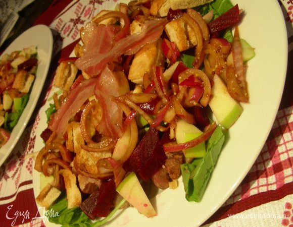 По тарелкам раскладываем салатные листья. Все ингредиенты раскладываем в произвольном порядке, можно и перемешать, но я не стала, а то свекла все окрасит. Поливаем заправкой и сверху кладем по 2 кусочка бекона. И подаем. Приятного аппетита)