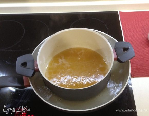 Сахар и мед растопить на паровой бани до появления пузырьков.