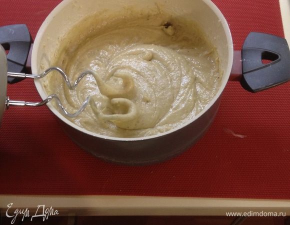 Соду или разрыхлитель смешать с мукой и попеременно добавлять муку и яйца, также добавить горсть измельченных грецких орехов. Получится очень густое тесто. Тесто поставить на ночь в холодильник.