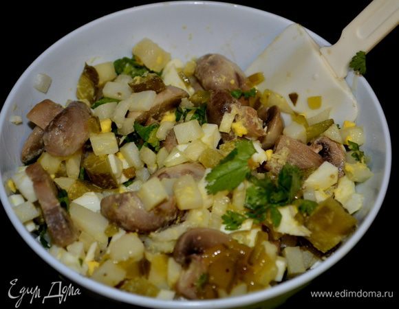 Грибы отварить до готовности.
Все продукты охладить,нарезать соломкой,перемешать и заправить майонезом, украсить зеленью.