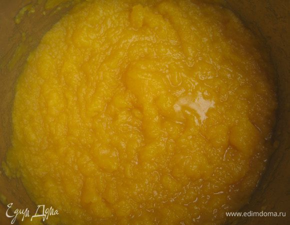 Из тыквы приготовить пюре. Я порезала ее кусочками и сварила, затем слила воду и пюрировала  тыкву в блендере