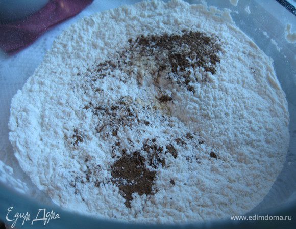 В просеянную муку добавить соль, разрыхлитель и специи.