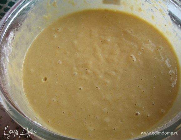 Яйца взбить с сахаром, добавить масло и тыквенное пюре, перемешать. Соединить с мукой.