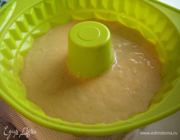 Форму смазать маслом и присыпать мукой (силиконовую смазывать не нужно). Вылить тесто в форму, выпекать при 180 град. У меня получилась большая форма и 6 маленьких. Большой кекс пекся немного больше часа, а маленькие минут 40