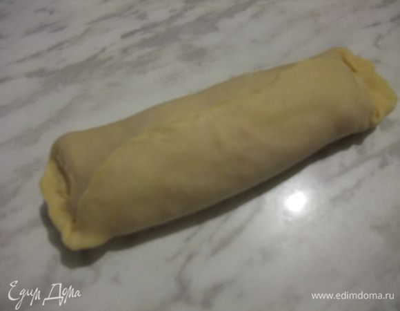 Сверните в плотный рулет, уложите на смазанную маслом пароварку. В воду для аромата можно добавить лавровый лиcт, душистый перец и немного соли. Варите 40 минут.
