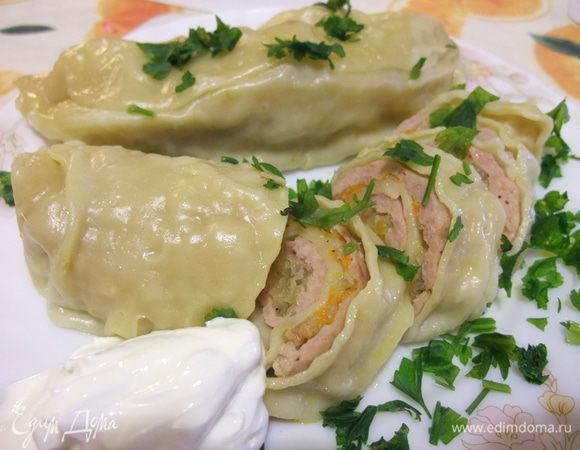 Выложите на блюдо. Подавайте с томатным или сметанным соусом и посыпьте зеленью. Приятного аппетита