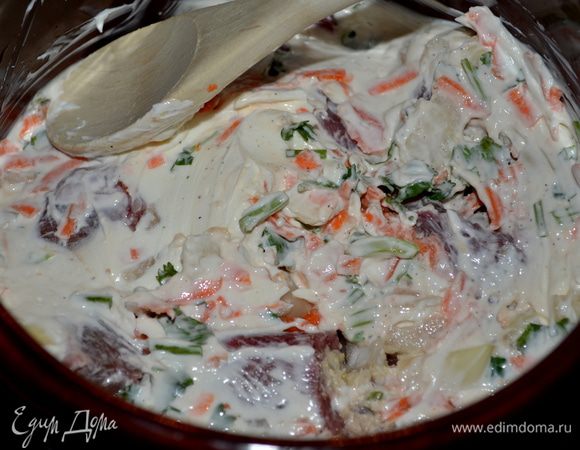 Говяжью грудинку натереть солью и перцем.Овощи и коренья нарезать соломкой.В большой глиняный горшок или с посуду с толстым дном положить часть овощей,затем мясо,сверху остальные остальные овощи,все залить сухим вином и сметаной.