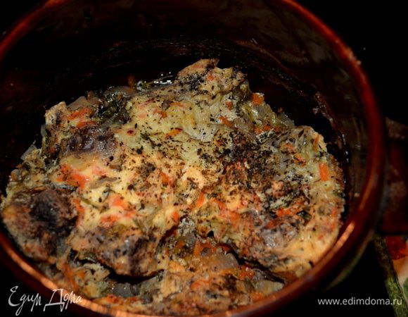 После чего горшок закрыть крышкой,а края замазать тестом, приготовленным из муки и воды (этот пункт я не стала делать).
Поставить в духовку на 3-4 часа.
Тем-ра опять не указана в рецепте, я ставила на 180 гр.