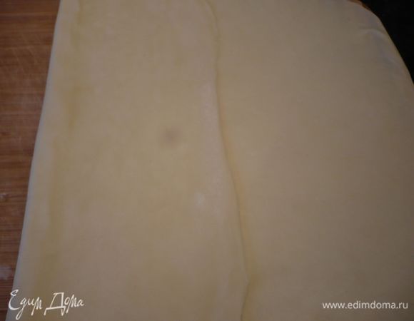 Достаем наше тесто и раскатываем его на слегка покрытой мукой рабочей поверхности в прямоугольник толщиной не более 3мм, загибаем слева одну треть прямоугольника внутрь. 