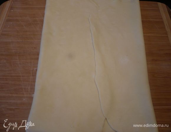 Другую треть справа загибаем также. 