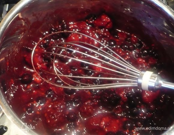 Готовим нашу ягодную начинку. Ягоды откидываем на сито, жидкость сохраняем. Сок от ягод разогреваем на медленном огне и добавляем в него наш загуститель, постоянно вымешивая венчиком. Как только жидкость будет однородной добавляем ягоды, мед и ваниль. Мешаем дальше до кипения. Выключаем, снимаем с плиты. Даем остыть. 