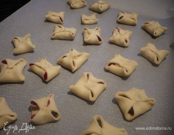 Укладываем на застеленный пекарской бумагой протвинь. Выпекаем 5 минут при 200 градусах с верхним и нижним жаром, затем уменьшаем до 180 градусов и включаем наддув, готовим еще 15 минут. Конвертики готовы. Выкладываем их на решетку и даем остыть. Приятного аппетита!!!  