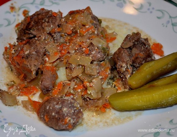 Готовое мясо нарезать на куски и полить соусом,полученным при тушении.
На гарнир отдельно подать рассыпчатую гречневую кашу. У меня картофельное пюре.