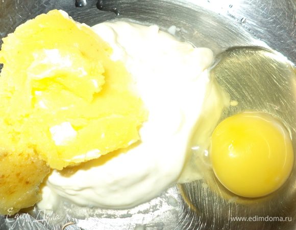 Из сметаны,куриного жира,яйца и муки замесить сдобное пресное тесто. Я сделала его накануне.