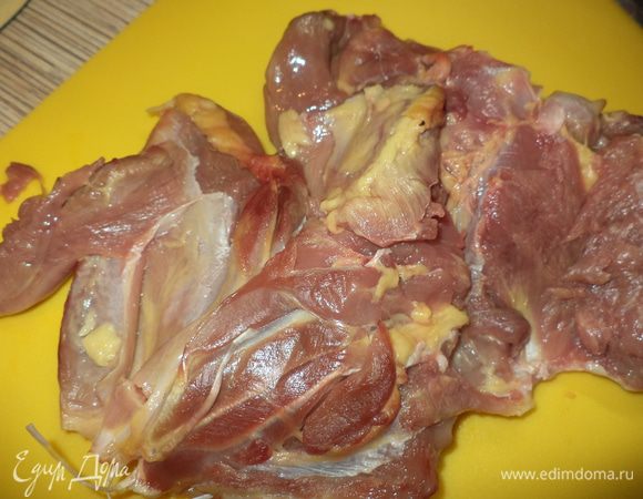 Вот она та самая красавица - домашний цыпленок, порежем его на небольшие 3-4 см кусочки,у меня была еще грудка индейки,мясо можно брать не только филе ,но и с косточкой-тоже очень вкусно,главное нарезать не крупно,а с крупных частей например бедро снять по максимуму мясо и оставить немного на кости.