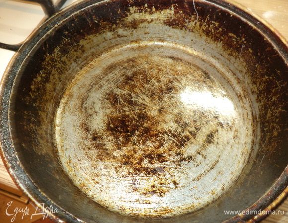 Вот на такой сковороде уже много лет  мы печем этот пирог, она кстати из СССР, у меня их было 2, одну я решила в этом году почистить в костре от полувекового нагара и испортила - она вздулась и пришлось выбросить такой раритет, но какие на ней были беляши мммм... на современных сковородках таких не получается, а эта жила на даче, вот пришлось ее завозить в город!