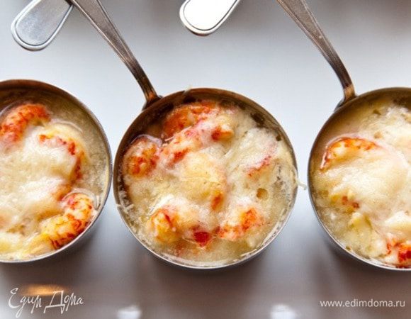 Замороженные креветки сварить в подсоленной воде. Воду с креветок слить, промыть креветки, остудить и очистить от панцирей.