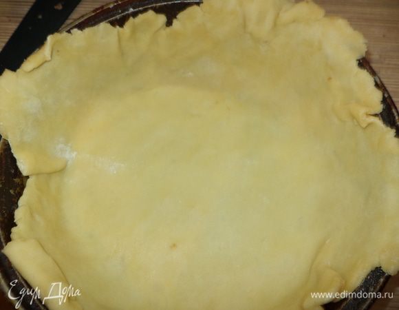 Раскатать большую часть теста с тем расчетом чтобы получились бортики,выложить в сковородку смазанную маслом.