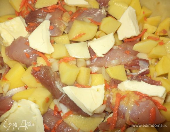 сложить начинку,высота должна быть  где-то ок. 5 см,сверху разложить небольшие кусочки сливочного масла