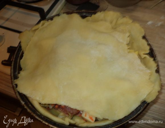 накрыть меньшим  кружком теста,предварительно отщипнув немного теста на "пупок"