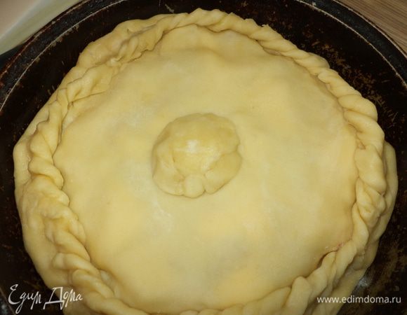 Сделать в серединке дырочку и закрыть ее кусочком теста "пупок", через него можно определить готовность мяска и картошечки,можно доливать при необходимости бульон,но я честно за свои многие годы приготовления никогда этого не делала,мне хватало сочности . Убираем в духовку 180* на 1,5 часа,можно через минут 40 убавить на 160*