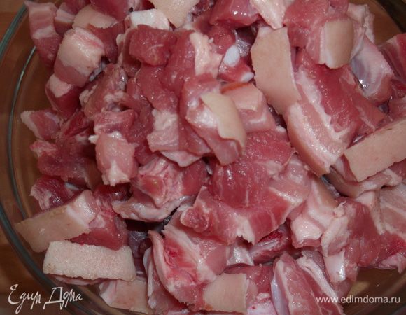 нарезаем небольшими кусочками мясо