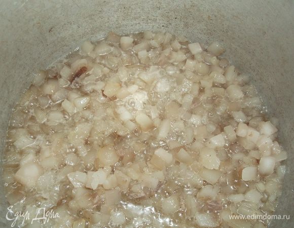 когда сало немного от топилось,берём лопатку и салом обмазываем стенки кастрюли,что бы мясо не пристало