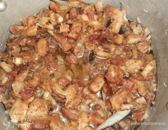выкладываем мясо,солим и так же на среднем огне обжариваем его, периодически (минут через 15) помешиваем, где-то час