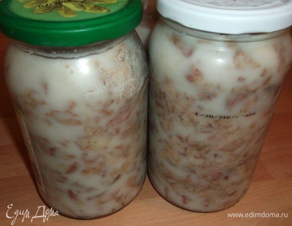 потом накрываем крышкой, делаем маленький огонь и вытапливаем помешивая  (каждые полчаса) 4 часа
за это время стерилизуем банки, я стерилизую в микроволновке, наливаю на дно где-то два сантиметра воды и ставлю на три минуты, на самой высокой температуре, затем раскладываем готовую горячую тушёнку по банкам, получается почти три 700-граммовые банки, стоять может несколько месяцев, желательно в холодильнике.