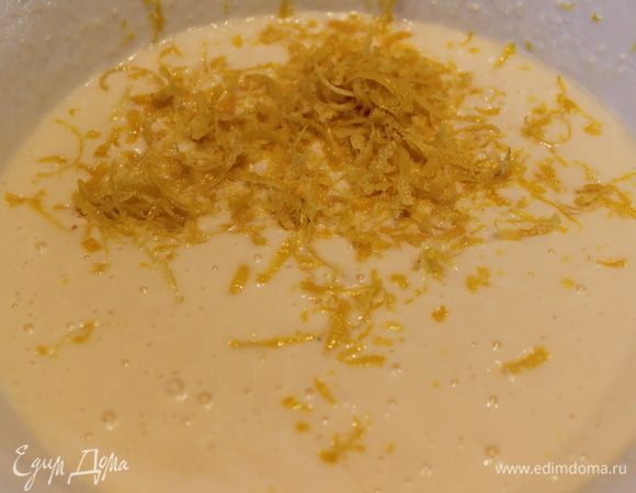 Творожный слой: взбить яйца с сахаром и ванилином...добавить творог и снова взбить...добавить цедру одного лимона