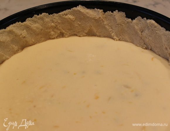 Тесто-крошку распределить по разъемной форме и аккуратно влить творожную массу. Поставить в разогретый духовой шкаф на 15 минут (температура 190-200 градусов)